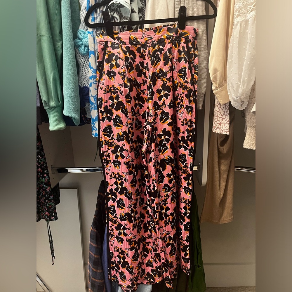 Seizio wide leg palazzo silky print pant. Fits size 0-4